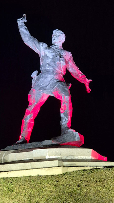 Компания ЭСТ с поставила архитектурные светильники для освещения памятника в Славяносербском муниципальном округе ЛНР.